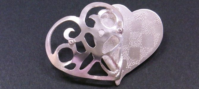 重なったハート【彫金教室生徒さん作品】 重なったハート【彫金教室生徒さん作品】