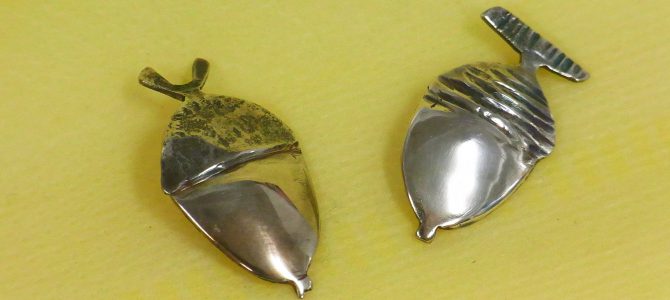 どんぐりピンバッジ【彫金教室生徒さん作品】 どんぐりピンバッジ【彫金教室生徒さん作品】